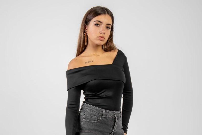 Elle Top Black - OUTOFDELULU